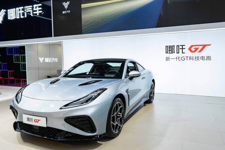 广州112哪吒汽车在智能汽车领域的表现，领途汽车在新能源汽车市场中的影响力